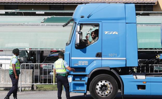 Un militar conduce una cisterna para reabastecer las gasolineras portuguesas.