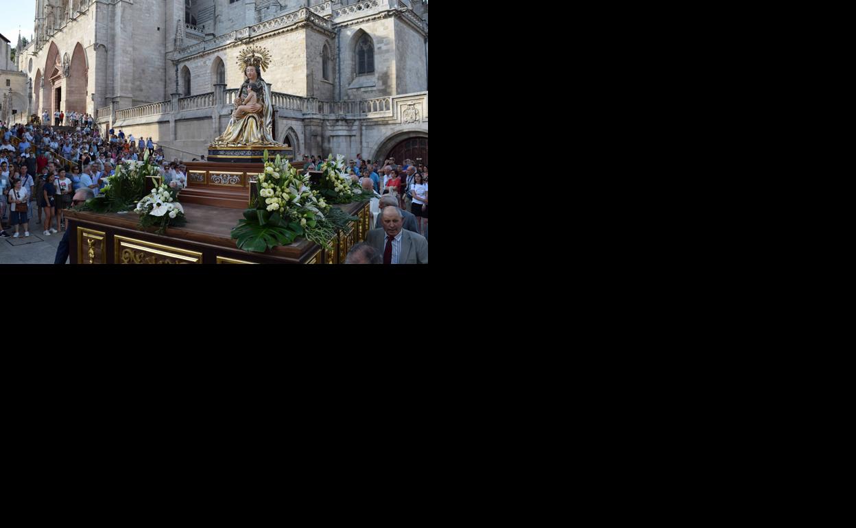 Momento de la procesión de Santa María la Mayor. 