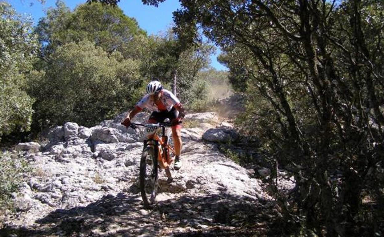 Imagen de un corredor de mountain bike. 