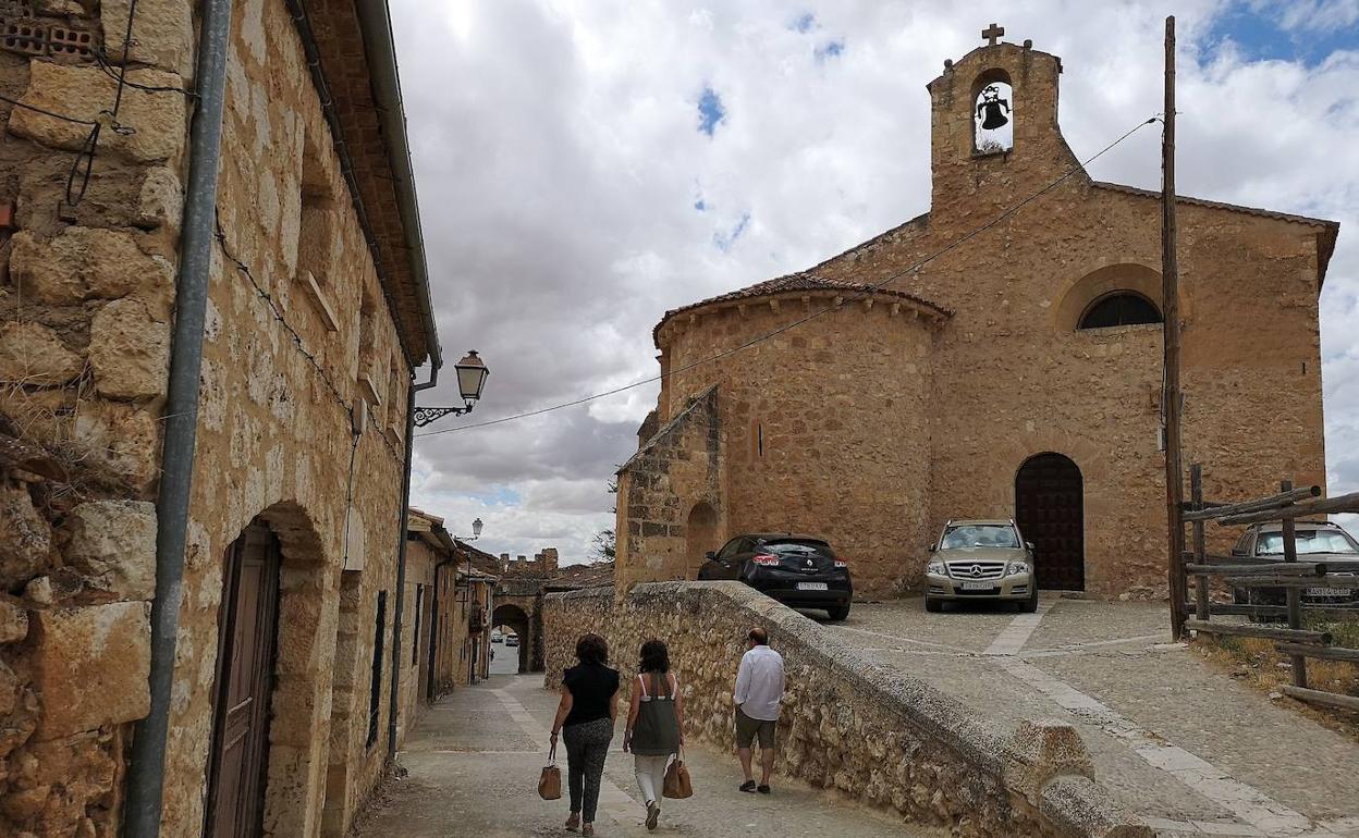 Ábside de la iglesia de San Miguel, con la puerta de la villa al fondo.