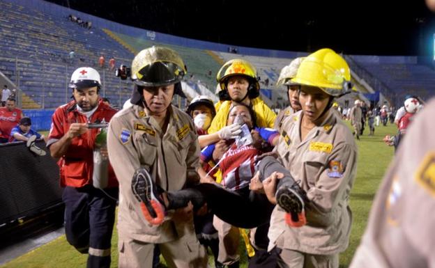 Una mujer es evacuada del campo. 