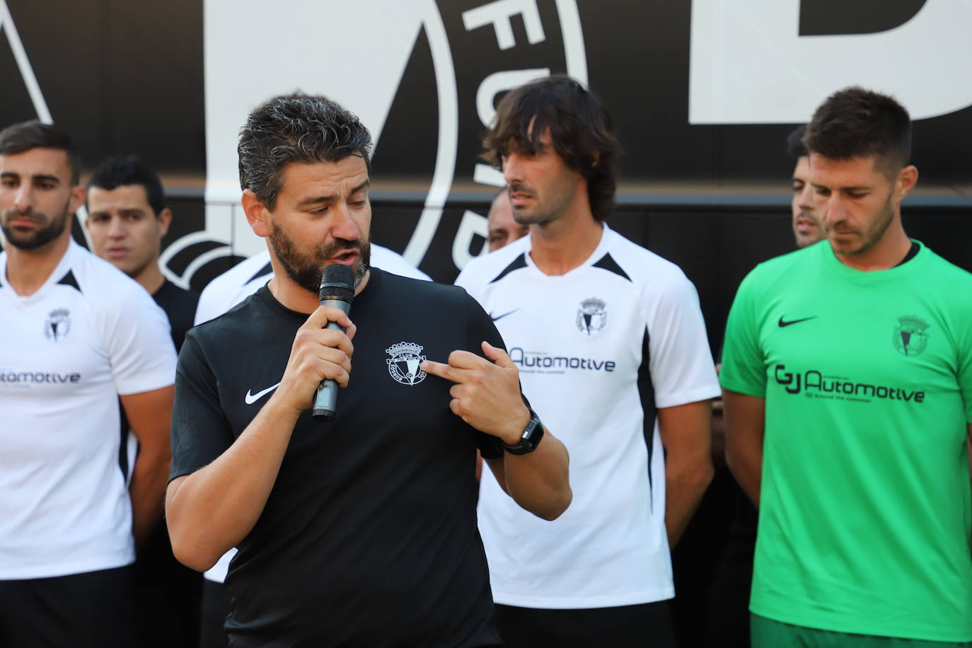 El Burgos Club de Fútbol ilusiona más que nunca. Se nota en el número récord de abonados, en las redes sociales, en los partidos de pretemporada y, esta tarde, se ha refrendado en la plaza del Rey San Fernando donde se ha presentado uno a uno a los jugadores que vestirán durante esta temporada, la primera del proyecto de los Caselli, la camiseta blanquinegra y al cuerpo técnico que encabeza Fernando Estévez.