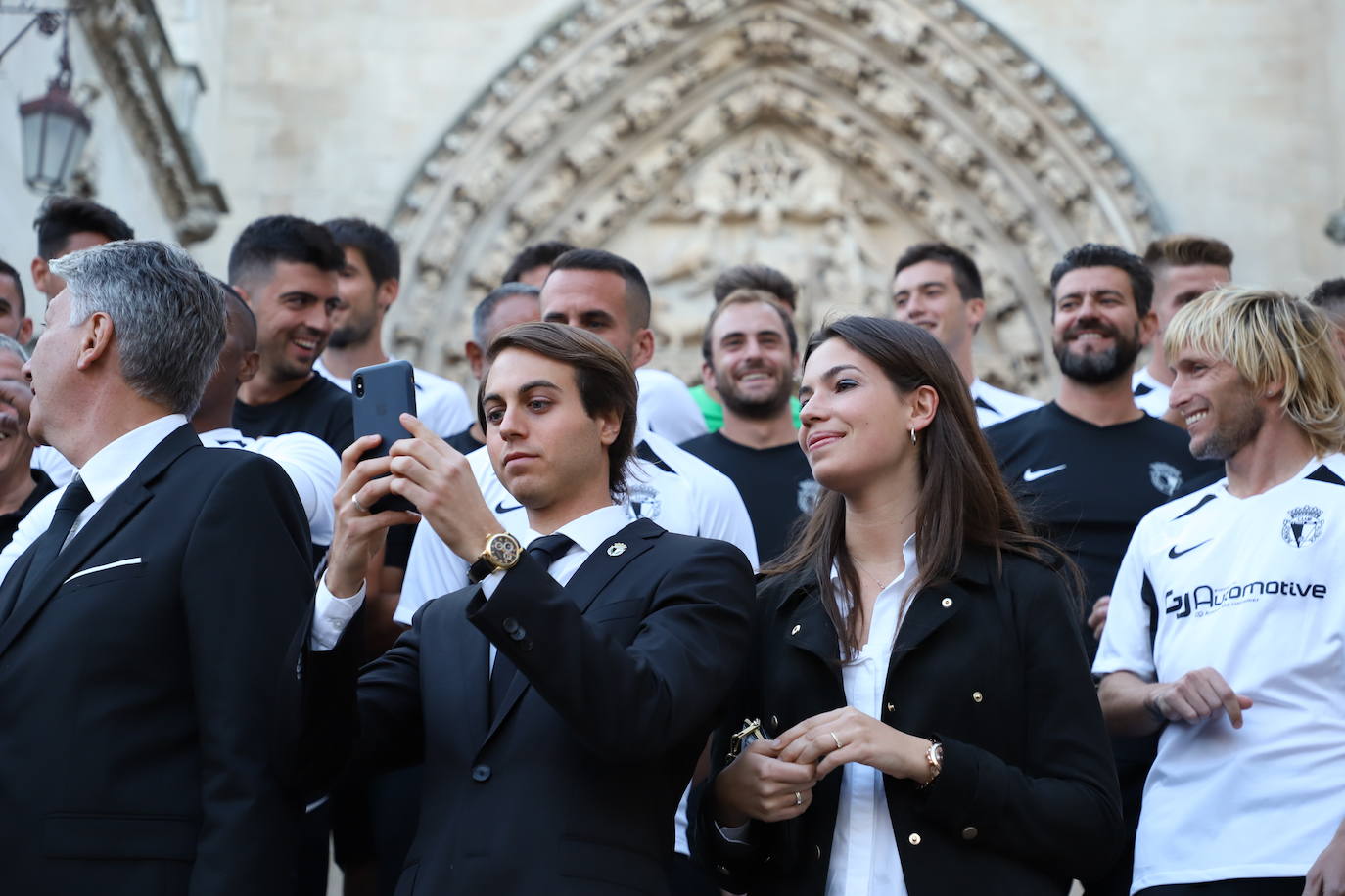 El Burgos Club de Fútbol ilusiona más que nunca. Se nota en el número récord de abonados, en las redes sociales, en los partidos de pretemporada y, esta tarde, se ha refrendado en la plaza del Rey San Fernando donde se ha presentado uno a uno a los jugadores que vestirán durante esta temporada, la primera del proyecto de los Caselli, la camiseta blanquinegra y al cuerpo técnico que encabeza Fernando Estévez.