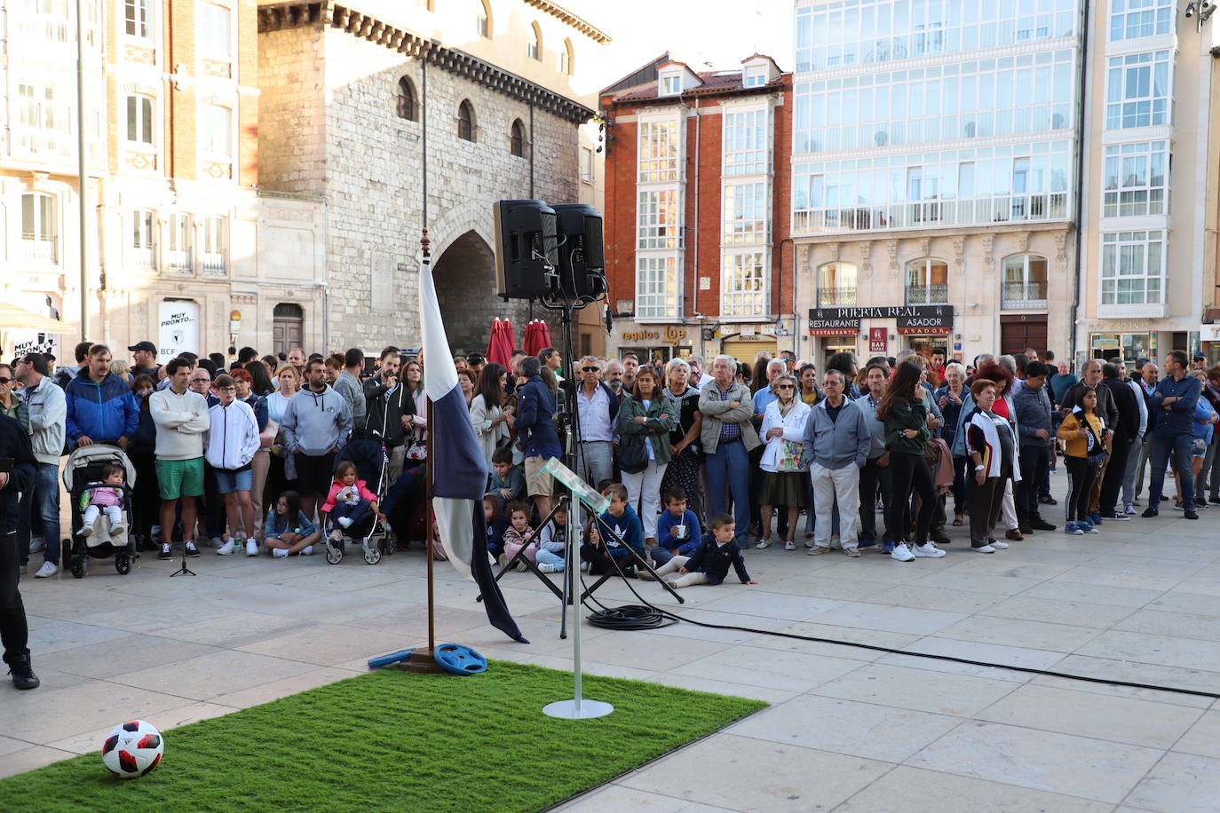 El Burgos Club de Fútbol ilusiona más que nunca. Se nota en el número récord de abonados, en las redes sociales, en los partidos de pretemporada y, esta tarde, se ha refrendado en la plaza del Rey San Fernando donde se ha presentado uno a uno a los jugadores que vestirán durante esta temporada, la primera del proyecto de los Caselli, la camiseta blanquinegra y al cuerpo técnico que encabeza Fernando Estévez.