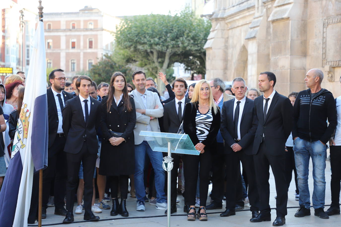 El Burgos Club de Fútbol ilusiona más que nunca. Se nota en el número récord de abonados, en las redes sociales, en los partidos de pretemporada y, esta tarde, se ha refrendado en la plaza del Rey San Fernando donde se ha presentado uno a uno a los jugadores que vestirán durante esta temporada, la primera del proyecto de los Caselli, la camiseta blanquinegra y al cuerpo técnico que encabeza Fernando Estévez.