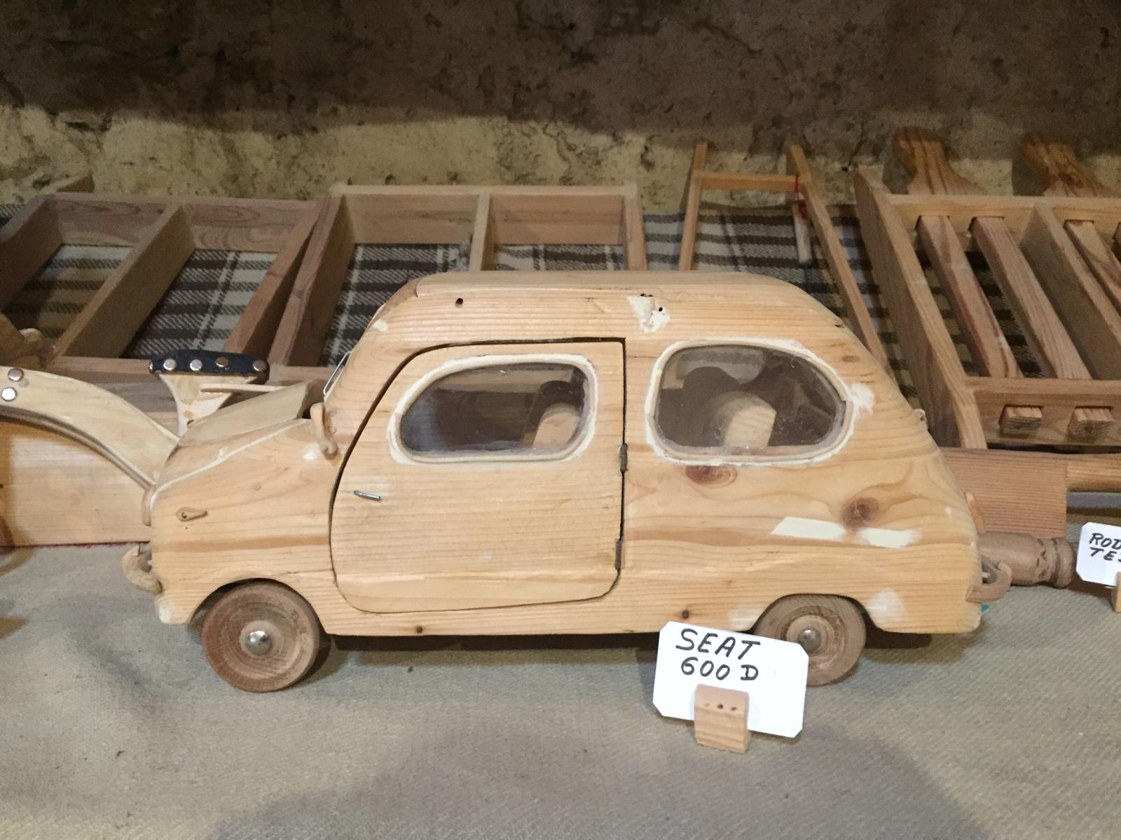 Marcial Palacios lleva dedicándose a la artesanía siete años. Entre sus obras más singulares está una plaza de toros, un futbolín, una bolera, un coche de la marca reanault 600 y hasta la iglesia de Agés. Todo peregrino que recorra el Camino de Santiago tiene que hacer una parada obligatoria en este pequeño taller-museo.