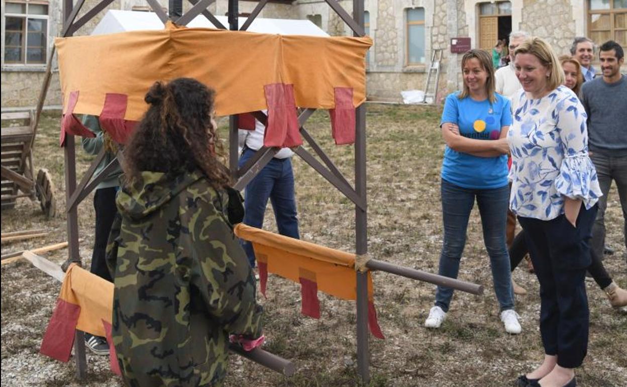 La consejera de Familia e Igualdad de Oportunidades, Isabel Blanco, charla con una chica en Atapuerca.