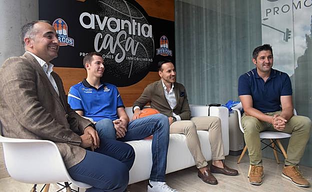 Imagen principal - Diferentes momentos de la presentación del jugador