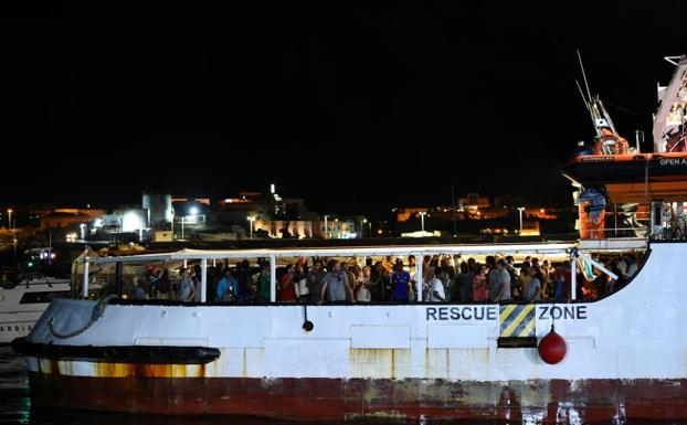 Imagen principal - Los inmigrantes del Open Arms serán evacuados a España y a otros cuatro países