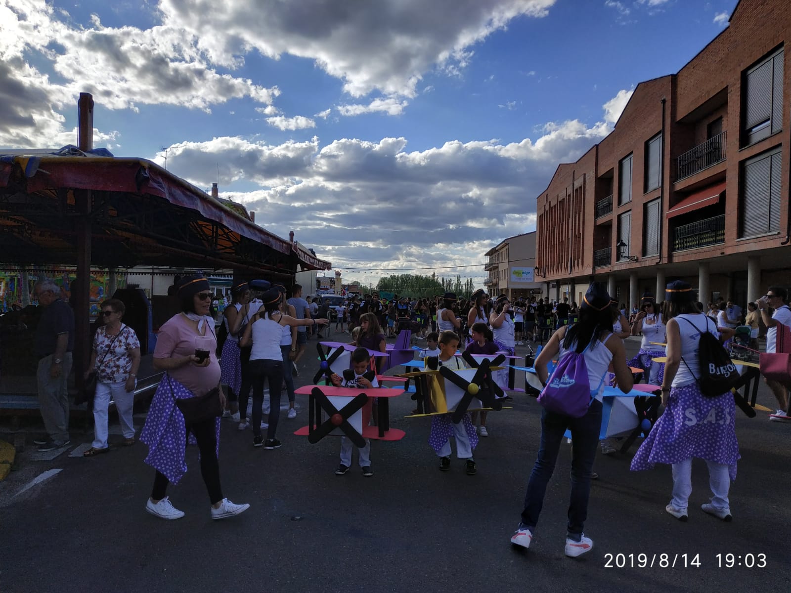 Desfile de carrozas en Melgar