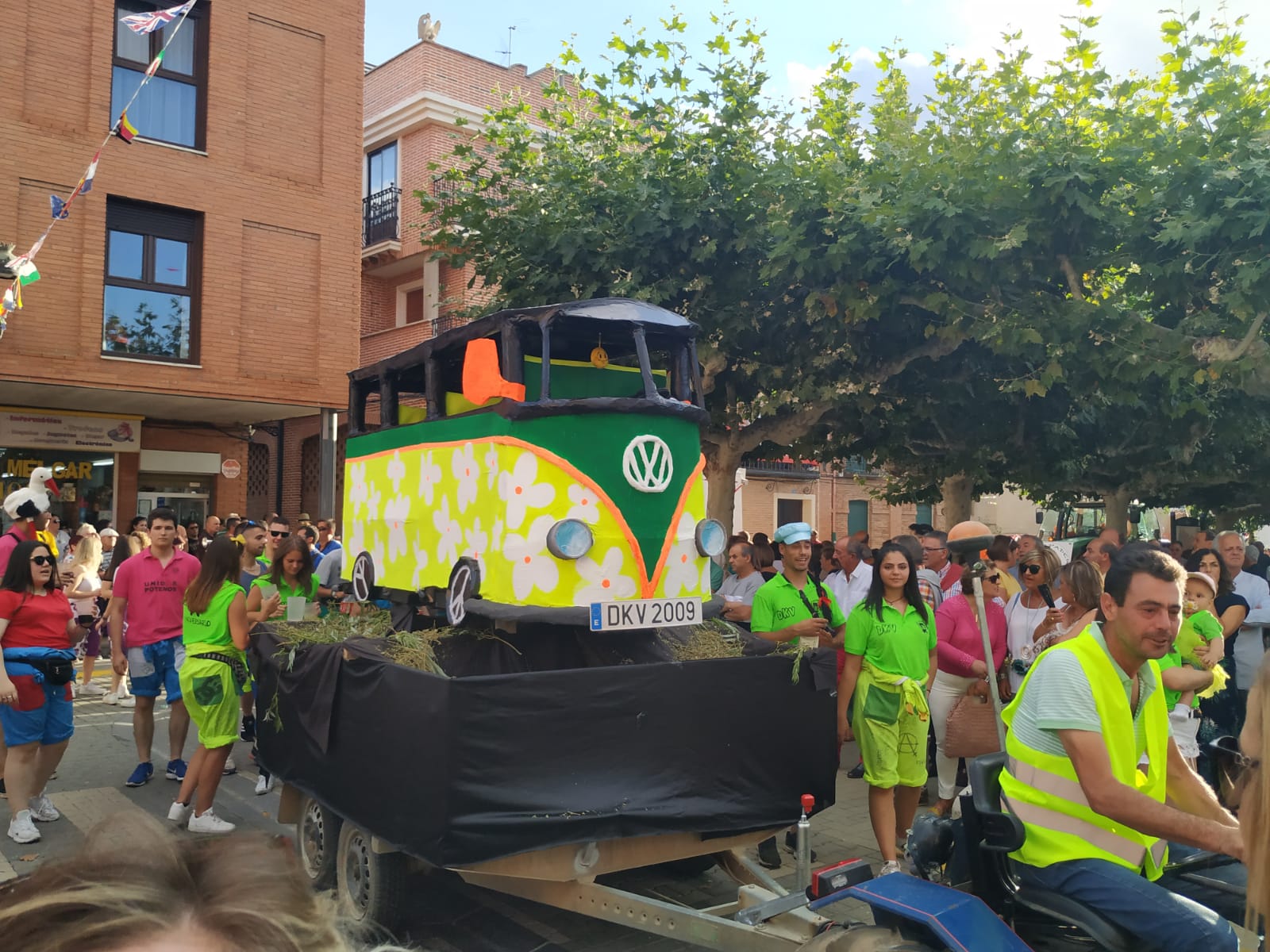 Desfile de carrozas en Melgar