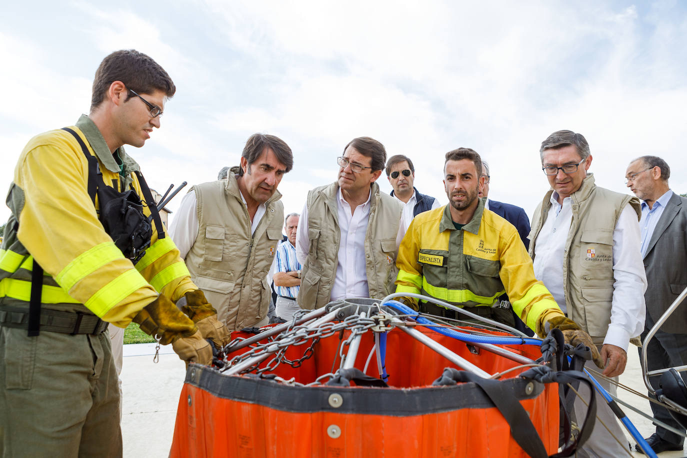 El presidente de la Junta, Alfonso Fernández Mañueco, visita la base de extinción de incendios Las Casillas.