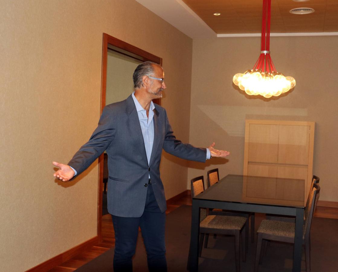 El presidente de las Cortes de Castilla y León, Luis Fuentes, enseña el piso situado en el edificio institucional.