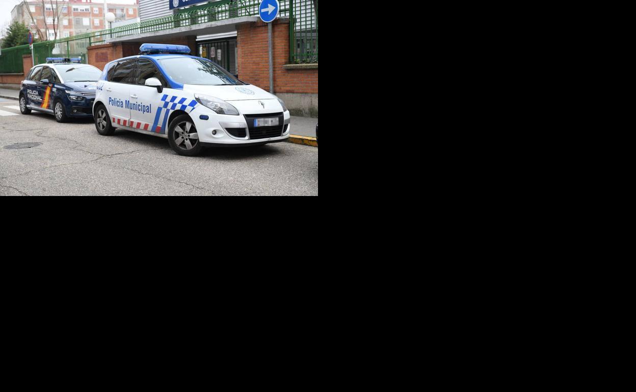 Coches de la Policía Nacional y de la Policía Municipal de Valladolid. 