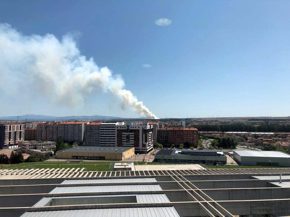 La empacadora que ha producido el incendio ha quedado calcinada