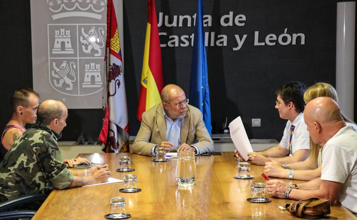 Francisco Igea reunido con representantes de la Federación Castellana y Leonesa de Lesbianas, Gays, Transexuales, Bisexuales y más (FECyLGTB+)
