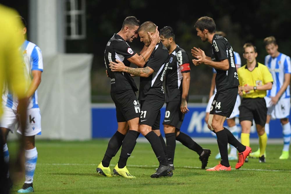 Los jugadores agradecen el apoyo de los aficionados blanquinegros