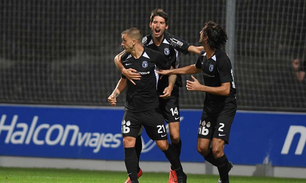 Los jugadores agradecen el apoyo de los aficionados blanquinegros