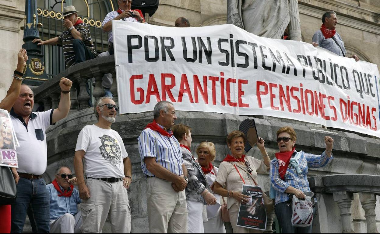 Decenas de jubilados protestan en Bilbao por unas pensiones dignas.