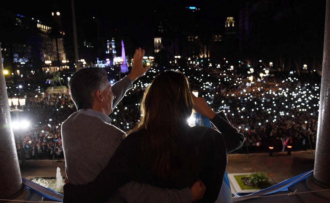 Mauricio Macri saluda desde la Casa Rosada. 