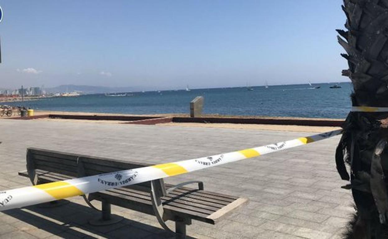 El paseo de la Playa de Sant Sebastià, en Barcelona, acordonado. 