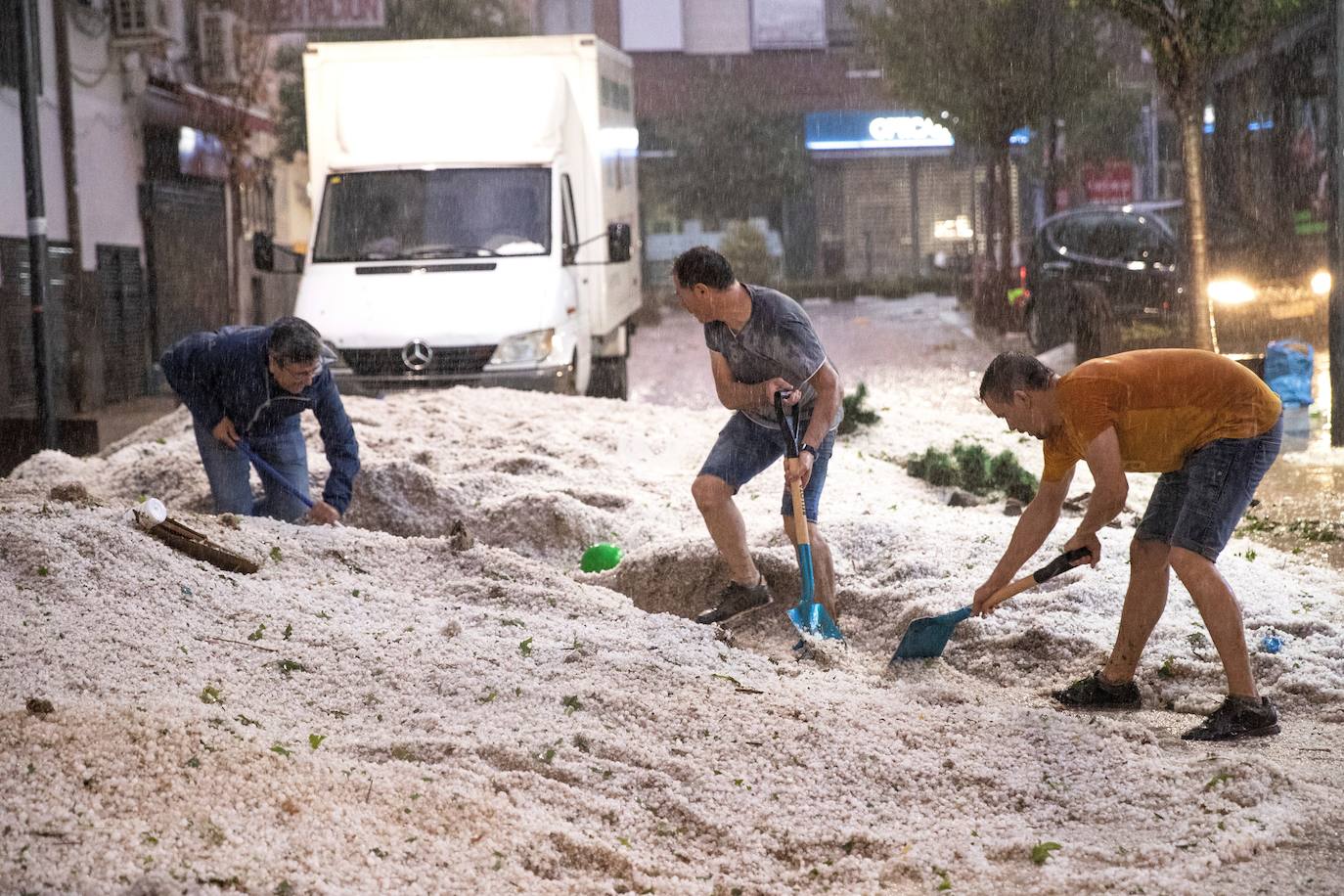 Vista del estado de las calles en la localidad madrileña de Arganda del Rey, tras la fuerte tormenta de lluvia y granizo que ha caído este lunes en toda la Comunidad de Madrid. Emergencias 112 de la Comunidad de Madrid ha gestionado entre las 16.00 y las 21.00 horas de este lunes un total de 1134 sucesos relacionados con las fuertes lluvias, de las que ya había advertido la Agencia Estatal de Meteorología (Aemet) al activar el aviso naranja por «riesgo importante». 