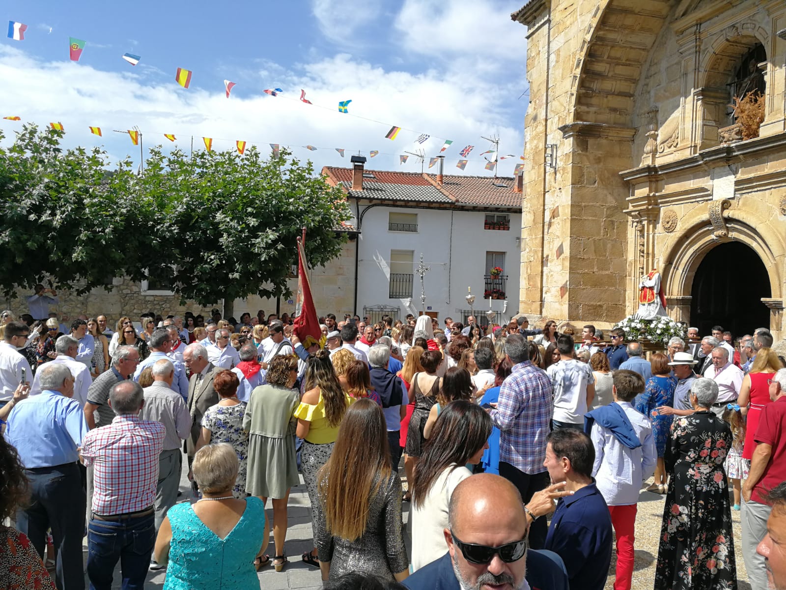 Multitudinaria procesión en las fiestas de Huerta de Arriba