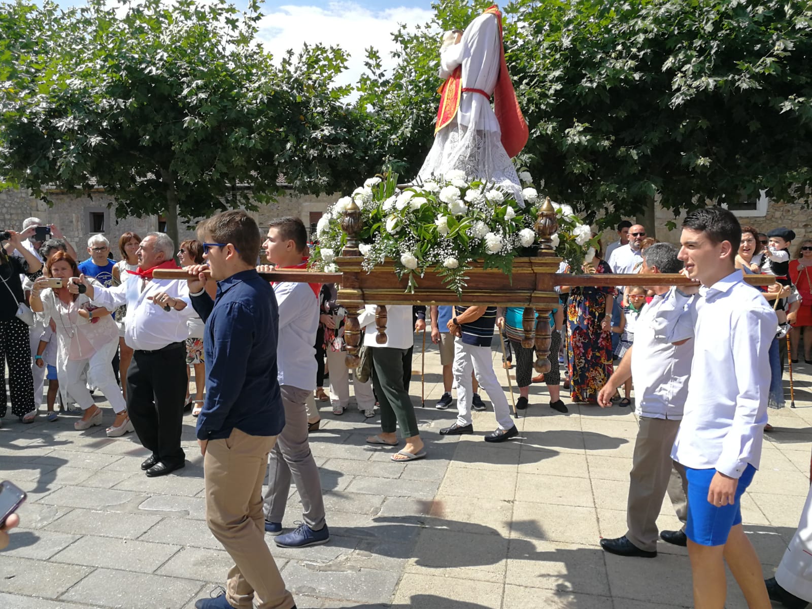 Multitudinaria procesión en las fiestas de Huerta de Arriba