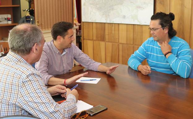 Imagen de la reunión entre el portavoz del consejo de barrio de Villatoro y Daniel de la Rosa. 