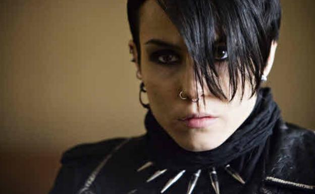 Naomi Rapace, en el papel de la hacker Lisbeth Salander en una escena de una de la películas de la saga 