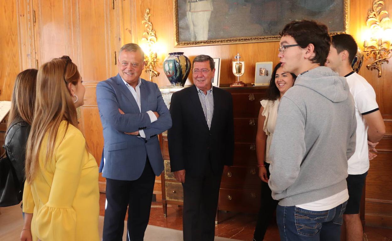 El presidente de la Diputación, Cesar Rico, y el presidente de Sodebur, Lorenzo Rodríguez, junto a los alumnos que han conseguido la beca. 