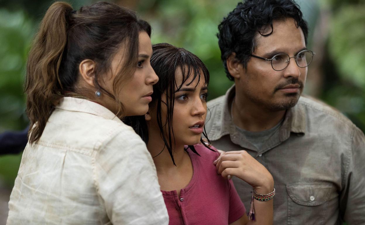 Eva Longoria (i) , Isabela Moner (c) y Michael Peña en un fotograma de 'Dora y la ciudad perdida'. 