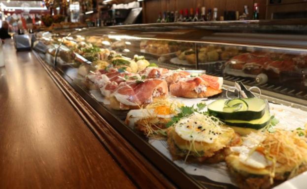 Barra de pinchos en un restaurante de Burgos. 