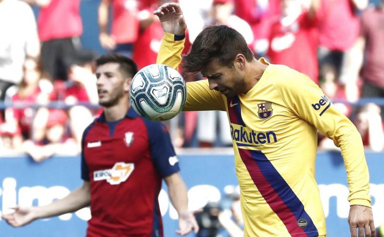 Gerard Piqué cometió un claro penalti ante Osasuna.