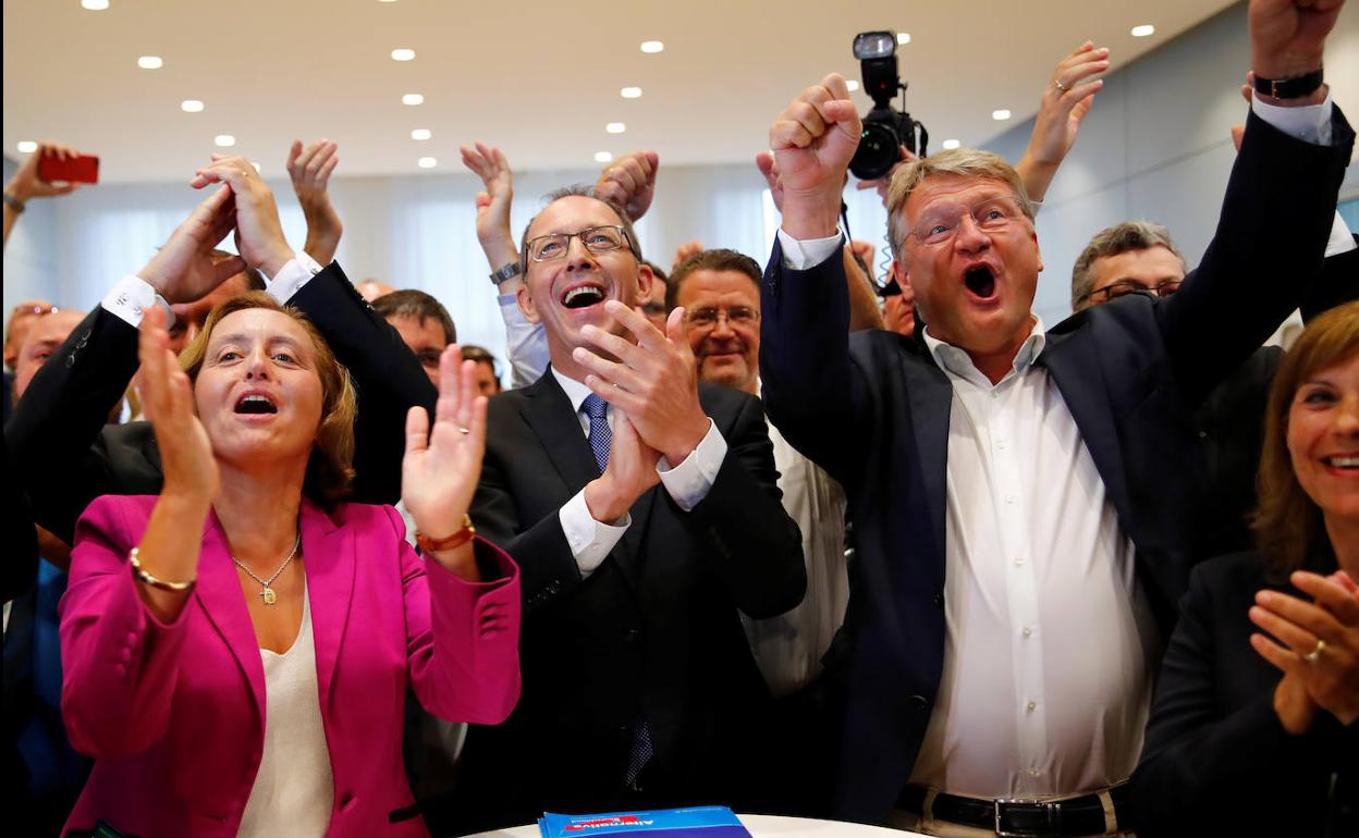 Líderes del xenófobo Alternativa para Alemania celebran los resultados obtenidos por su formación en las elecciones celebradas este domingo en Sajonia y Brandeburgo.