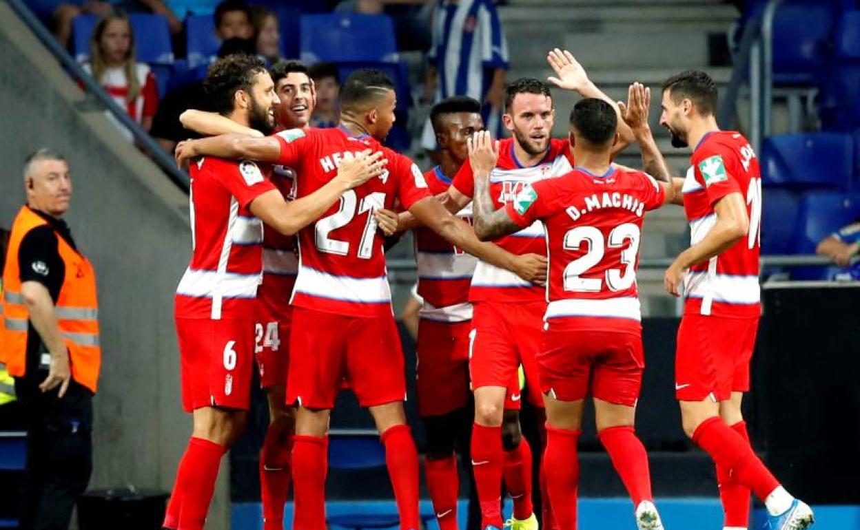 Los jugadores del Granada celebran el segundo del equipo ante el RCD Espanyol.