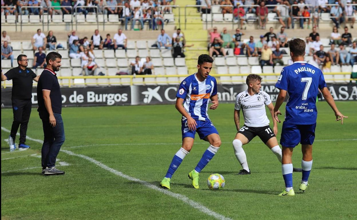 Estévez, a la izquierda, observa un lance del partido Burgos CF - Alavés B.