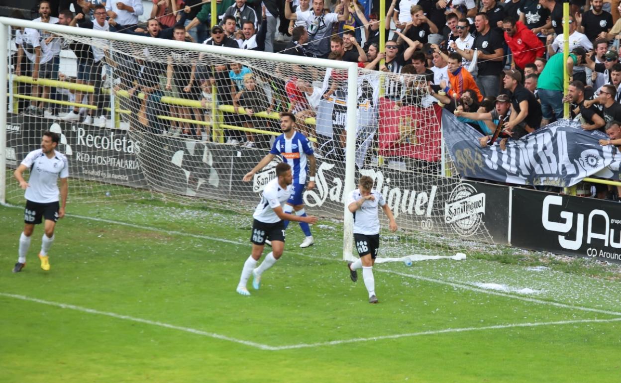 Juanma celebra el empate del Burgos CF.