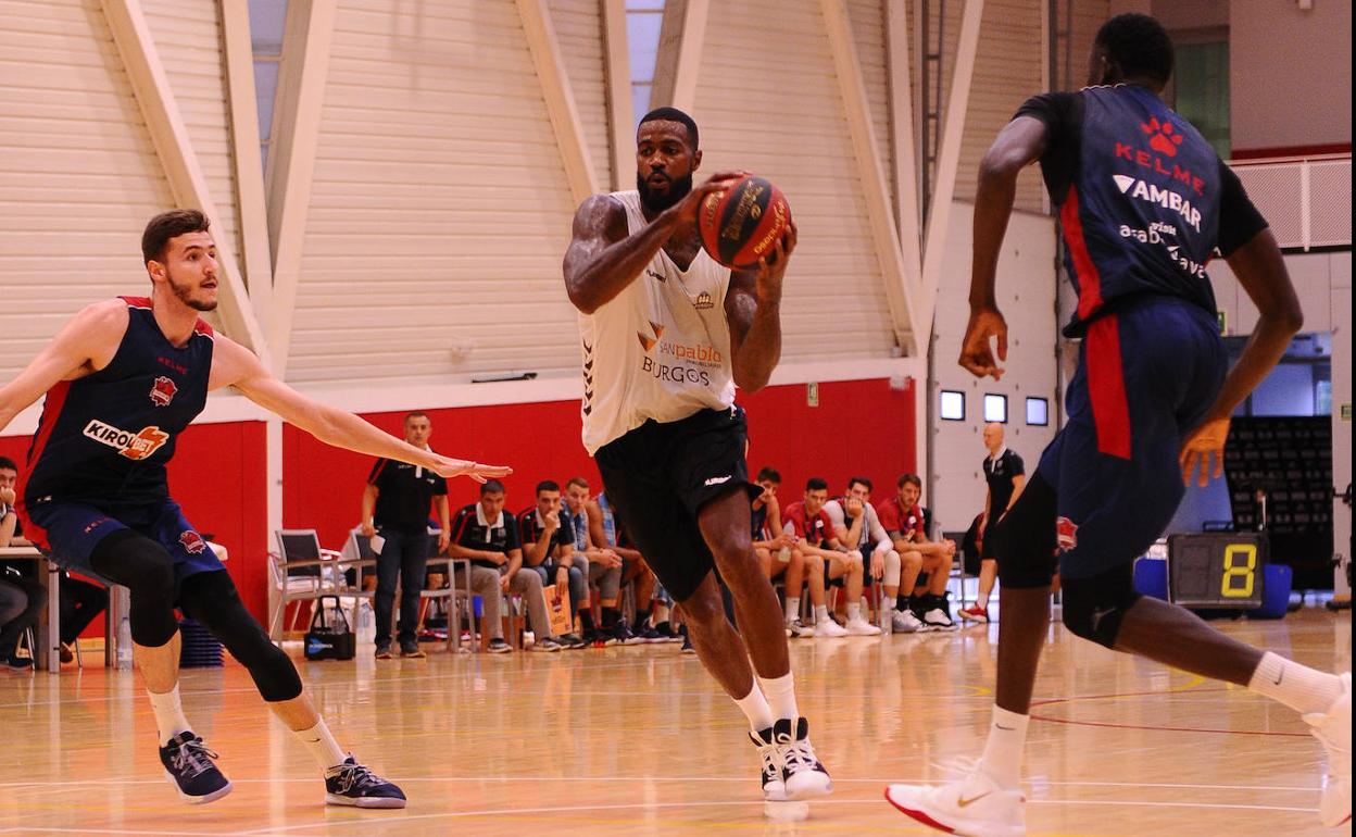 Imagen del partido amistoso entre el KIROLBET Baskonia y el San Pablo Burgos. 