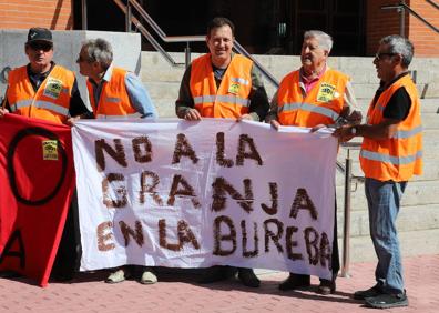 Imagen secundaria 1 - Protestas en Burgos contra la macrogranja porcina que se quiere construir en Llano de Bureba. 