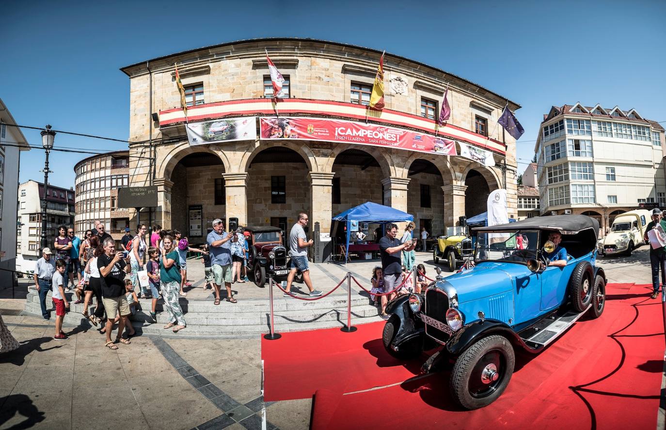 Espinosa de los Monteros ha acogido su muestra de coches clásicos, una cita con solera en la comarca pero que el año pasado no se celebró. Este año se ha homenajedo la fundación de la marca Citroën