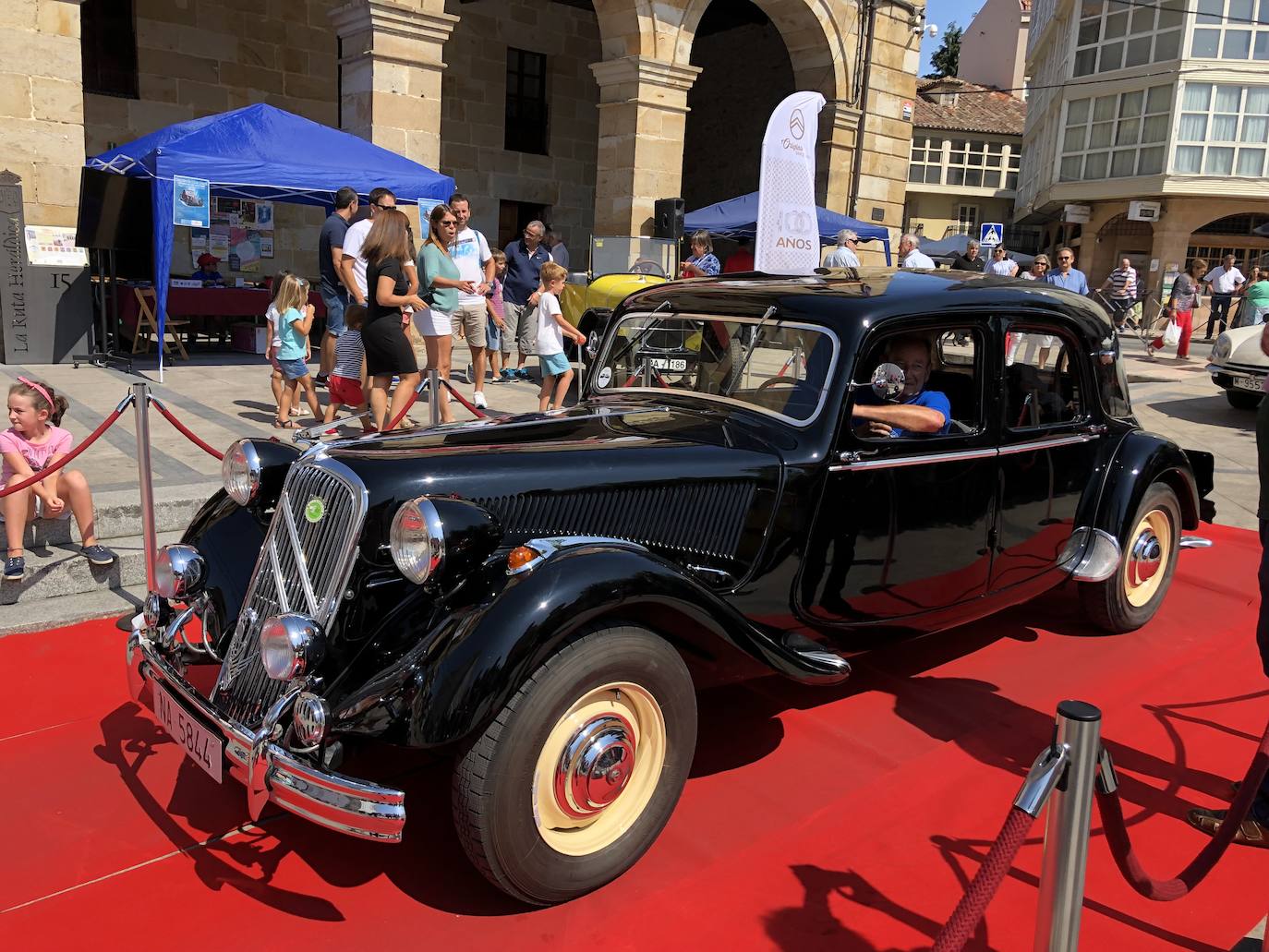 Espinosa de los Monteros ha acogido su muestra de coches clásicos, una cita con solera en la comarca pero que el año pasado no se celebró. Este año se ha homenajedo la fundación de la marca Citroën