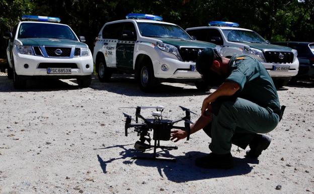 Un agente de la Guardia Civil manipula un dron durante la búsqueda de Fernández Ochoa.