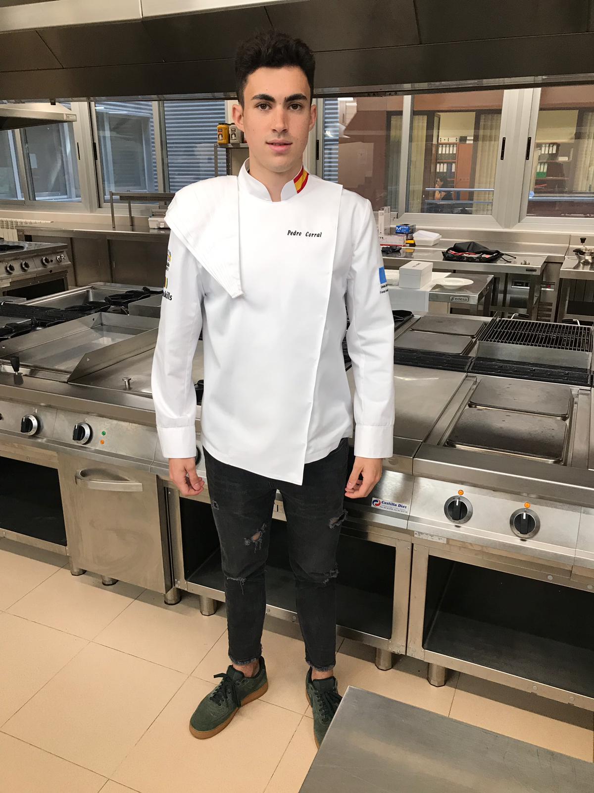 El joven burgalés Pedro Corral viajó a Rusia para mostrar sus habilidades en la cocina. Su ropa de trabajo fue diseñada y confeccionada por otra joven promesa de la moda burgalesa, Héctor Riaño.