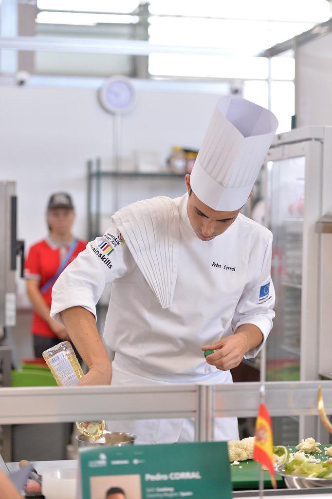 El joven burgalés Pedro Corral viajó a Rusia para mostrar sus habilidades en la cocina. Su ropa de trabajo fue diseñada y confeccionada por otra joven promesa de la moda burgalesa, Héctor Riaño.