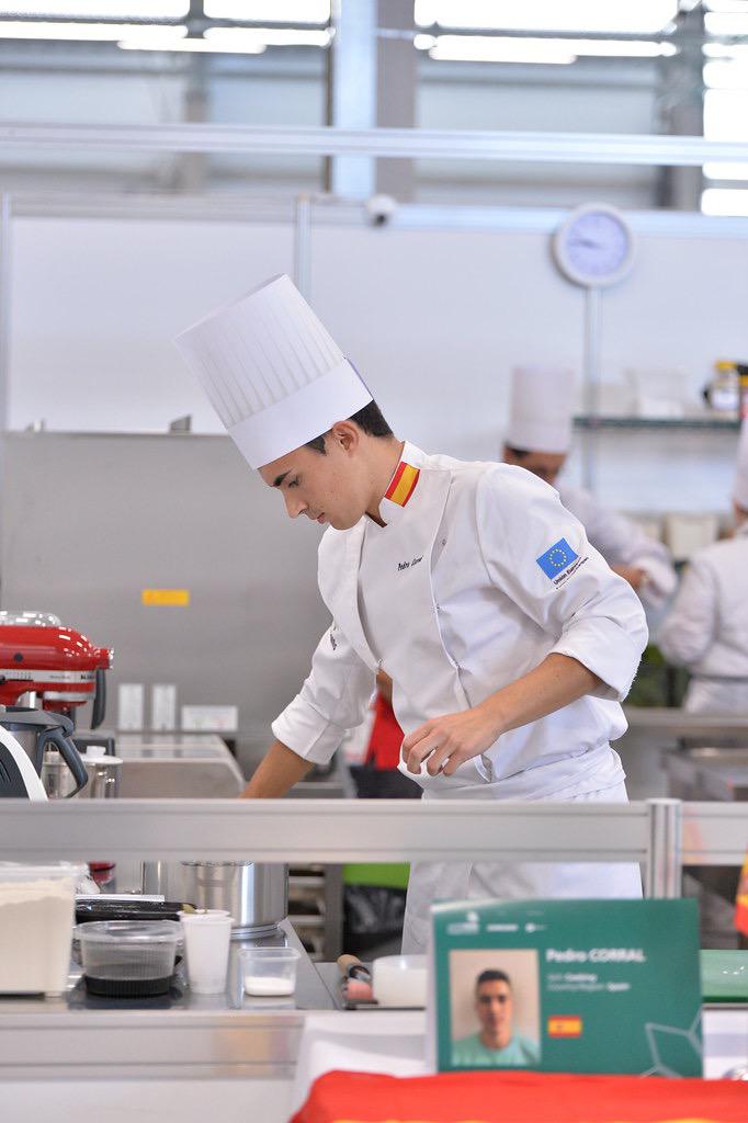 El joven burgalés Pedro Corral viajó a Rusia para mostrar sus habilidades en la cocina. Su ropa de trabajo fue diseñada y confeccionada por otra joven promesa de la moda burgalesa, Héctor Riaño.