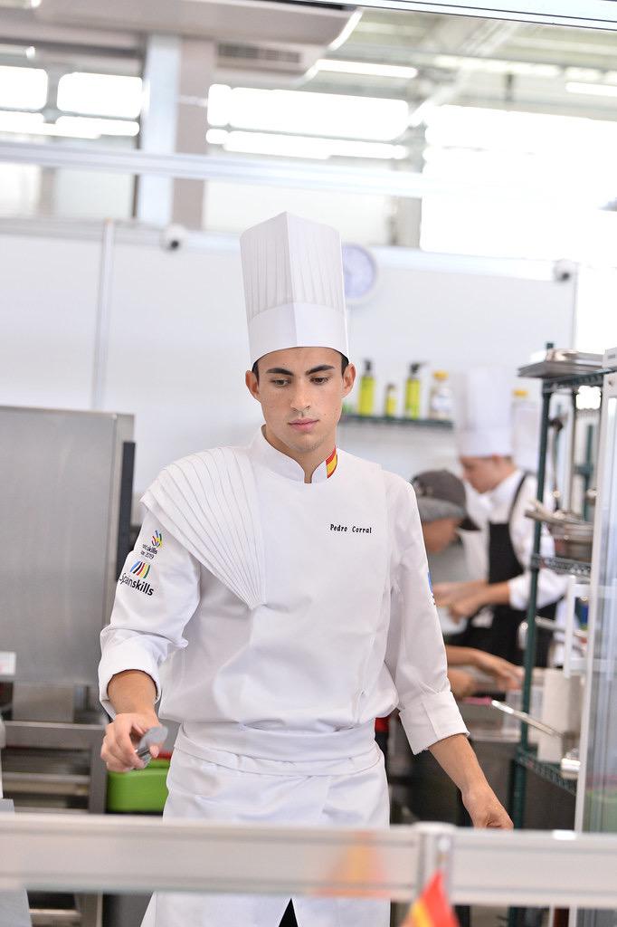 El joven burgalés Pedro Corral viajó a Rusia para mostrar sus habilidades en la cocina. Su ropa de trabajo fue diseñada y confeccionada por otra joven promesa de la moda burgalesa, Héctor Riaño.