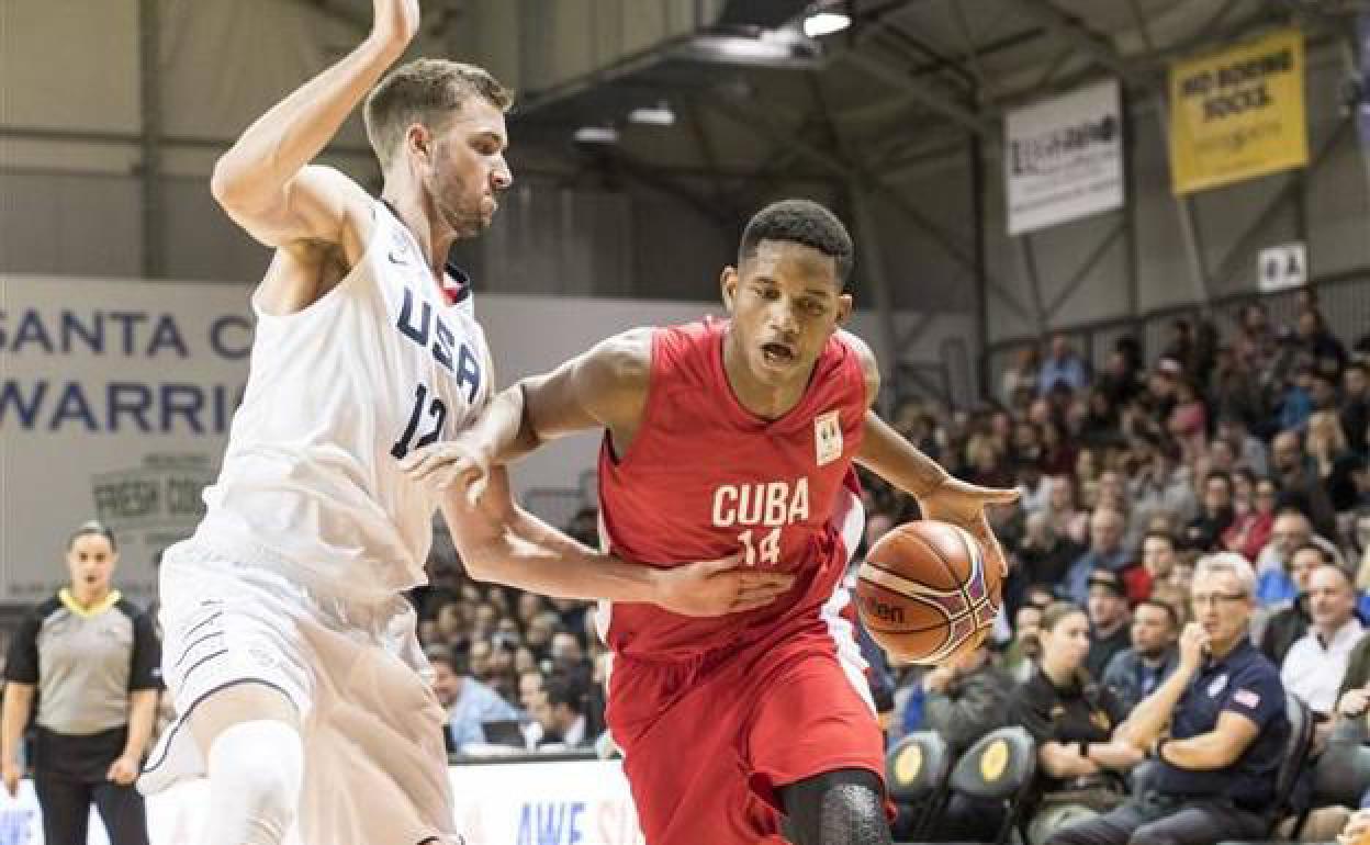 Jasiel Rivero, en un encuentro con la selección de Cuba. 