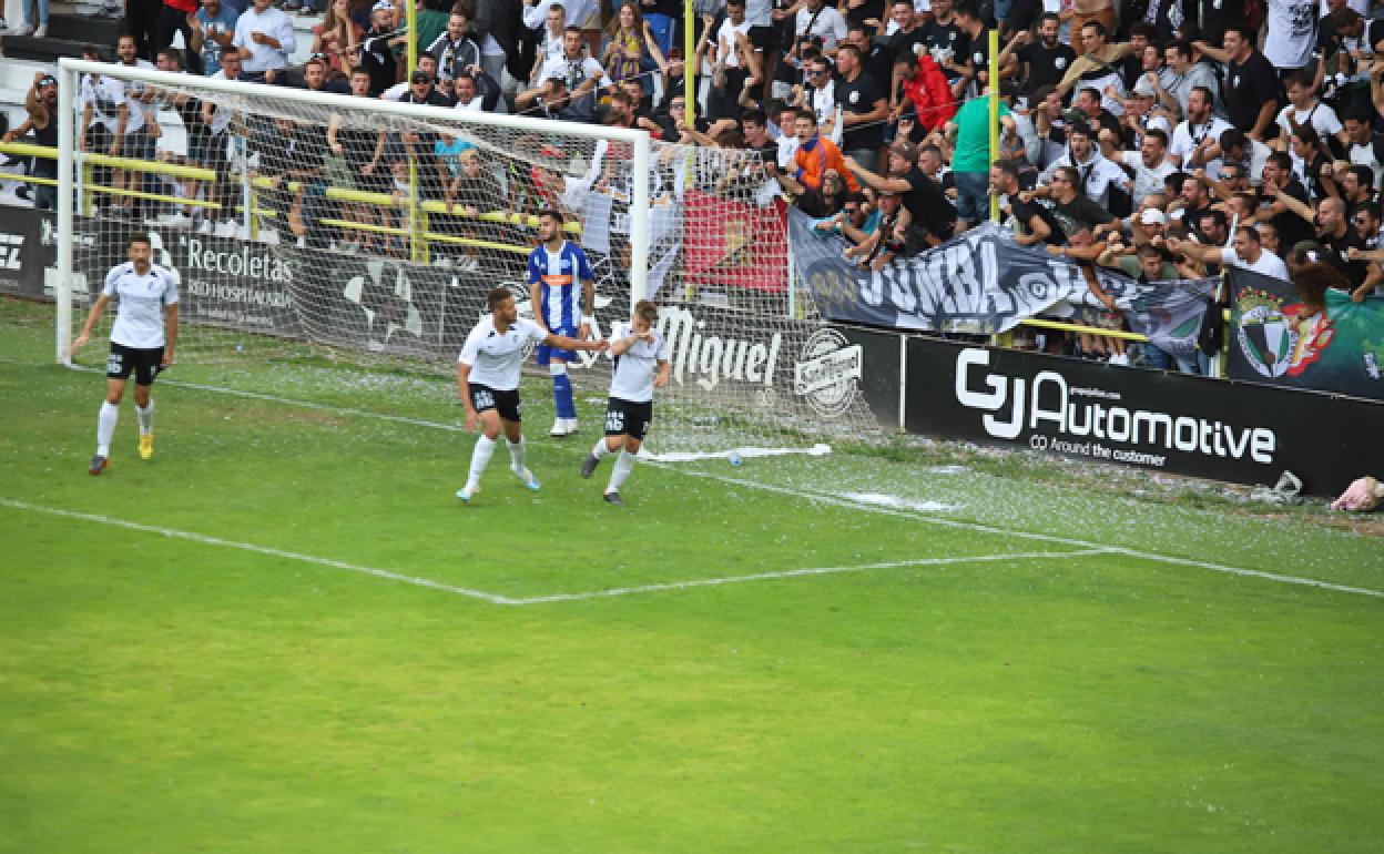 Momento en el que Juanma celebra su gol ante el Alavés B. 