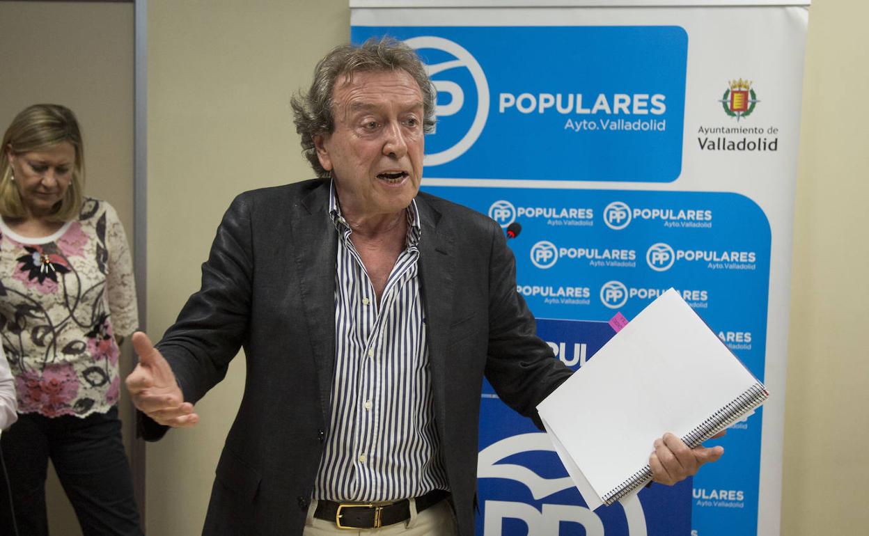 De Santiago-Juárez, al concluir la rueda de prensa en el Grupo Municipal del PP. 